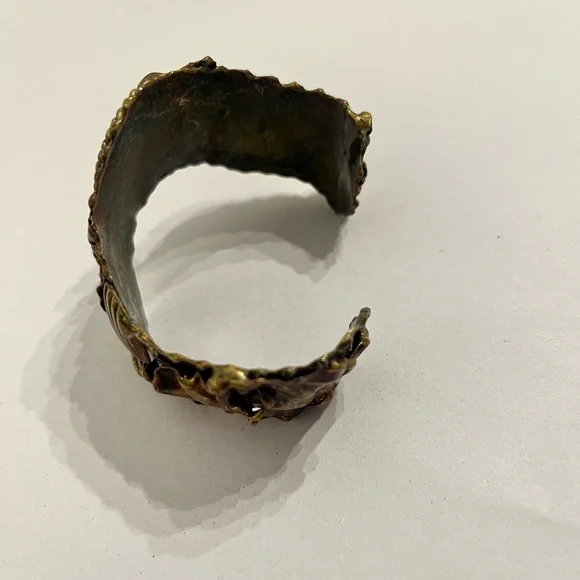 Antique-Style Bronze Tone Seashell Cuff Bracelet - Picture 3 of 6